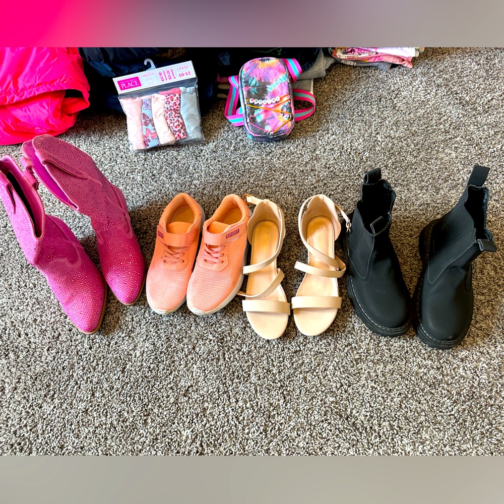 Girls Shoes Size 4/5